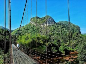 สะพานแขวนเขาพัง ภูเขาเขารูปหัวใจ ชมความสวยแปลกตาของเขาเทพพิทักษ์