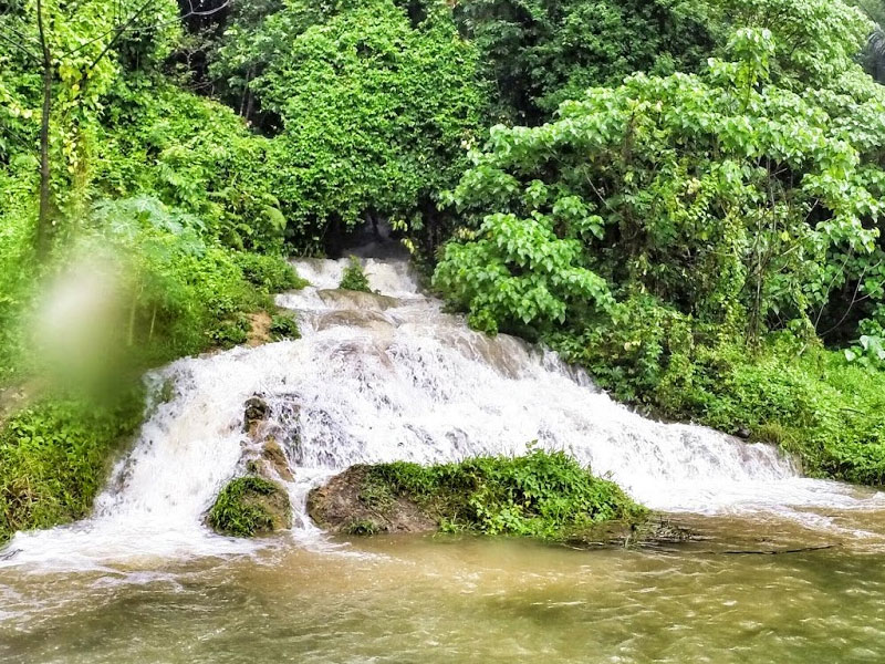 น้ำตกแปดเซียน สัมผัสความงาม ที่เที่ยวสุดฟินแห่งเมืองสุราษฯ