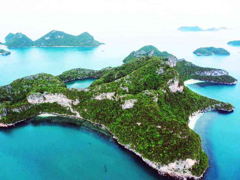 อุทยานแห่งชาติหมู่เกาะอ่างทอง ประกอบด้วยเกาะเล็กน้อยใหญ่ถึงกว่า 42 เกาะ